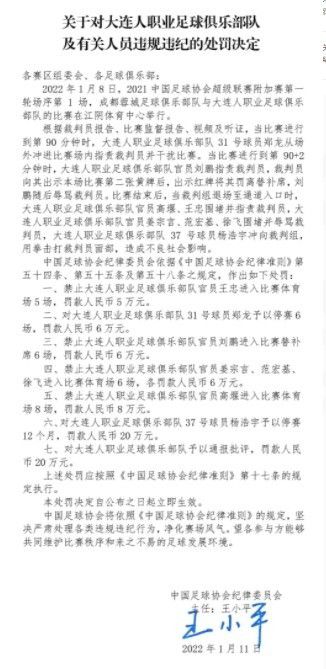 第86分钟，阿诺德禁区外胸部停球，左脚凌空射门，稍稍偏出远门柱。